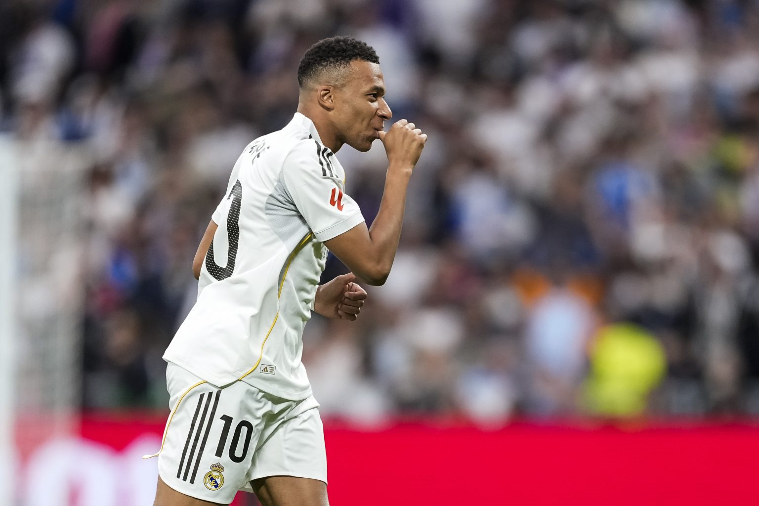 من برنابيو إلى كازاخستان.. قميص مبابي يتحول من رمز للتألق إلى رسالة عطاء